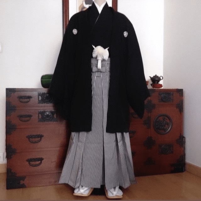 凛とした佇まいが男らしい、黒紋付羽織袴姿。 羽二重の着物と羽織、染め抜き五つ紋、袴は 精好仙台平で、品格のある ハレの日にふさわしい着姿を。 ☆黒紋付羽織袴レンタル 250€ ☆着付け 100€ きものなごみパリ 凛とした佇まいが男らしい、黒紋付羽織袴姿。 羽二重の着物と羽織、染め抜き五つ紋、袴は 精好仙台平で、品格のある ハレの日にふさわしい着姿を。 ☆黒紋付羽織袴レンタル 250€ ☆着付け 100€ きものなごみパリ