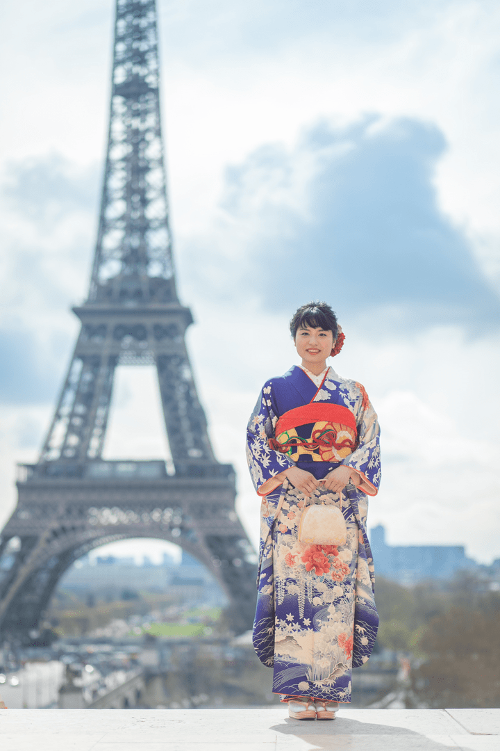 十三詣りは、生まれた年の干支が初めて巡ってくる、数え年の十三歳に行われます。これまで健やかに成長できたことへの感謝とともに、これからの幸せと健康を祈願する大切な行事でもあります。 七五三でもない、成人式でもない、13歳にしか見られない 可愛く大人っぽい お子様のお着物姿。パリらしい景色の中で 記念のお写真を残しませんか? ☆一式レンタル+着付け 350€〜 ☆お手持ちの着物+着付け 100€ *十三詣りのお着物は、大人のお着物を肩上げいたします。(料金込み) ☆ヘアメイク 50€ ☆撮影 250€ きものなごみパリ 十三詣りは、生まれた年の干支が初めて巡ってくる、数え年の十三歳に行われます。これまで健やかに成長できたことへの感謝とともに、これからの幸せと健康を祈願する大切な行事でもあります。 七五三でもない、成人式でもない、13歳にしか見られない 可愛く大人っぽい お子様のお着物姿。パリらしい景色の中で 記念のお写真を残しませんか? ☆一式レンタル+着付け 350€〜 ☆お手持ちの着物+着付け 100€ *十三詣りのお着物は、大人のお着物を肩上げいたします。(料金込み) ☆ヘアメイク 50€ ☆撮影 250€ きものなごみパリ