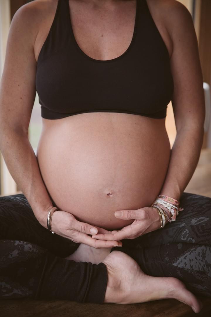 Illustration Yoga Prénatal, femme enceinte en tenue de Yoga Illustration Yoga Prénatal, femme enceinte en tenue de Yoga