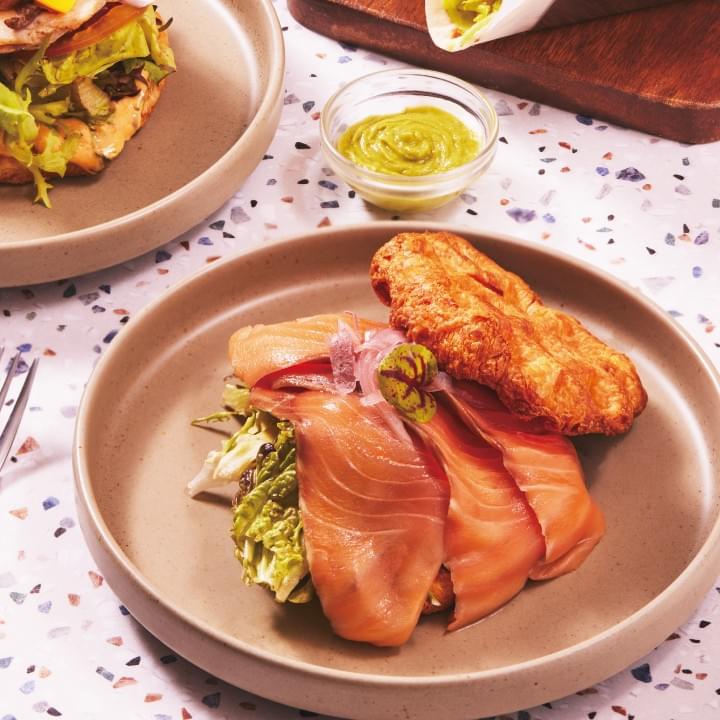 勺日咖啡廳-哇沙米燻鮭魚可頌鬆餅 勺日咖啡廳-哇沙米燻鮭魚可頌鬆餅