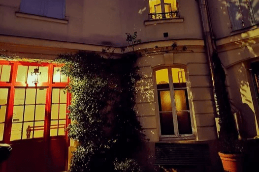 Domaine de Dampierre en Yvelines, situé dans les Yvelines, pendant la nuit. Château de style Louis XVI. Domaine de Dampierre en Yvelines, situé dans les Yvelines, pendant la nuit. Château de style Louis XVI.