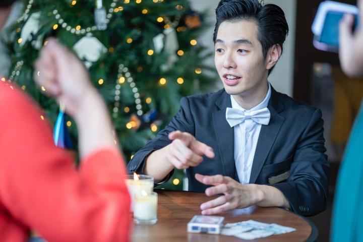 Jasper performing live magic entertaiment for small groups Jasper performing live magic entertaiment for small groups