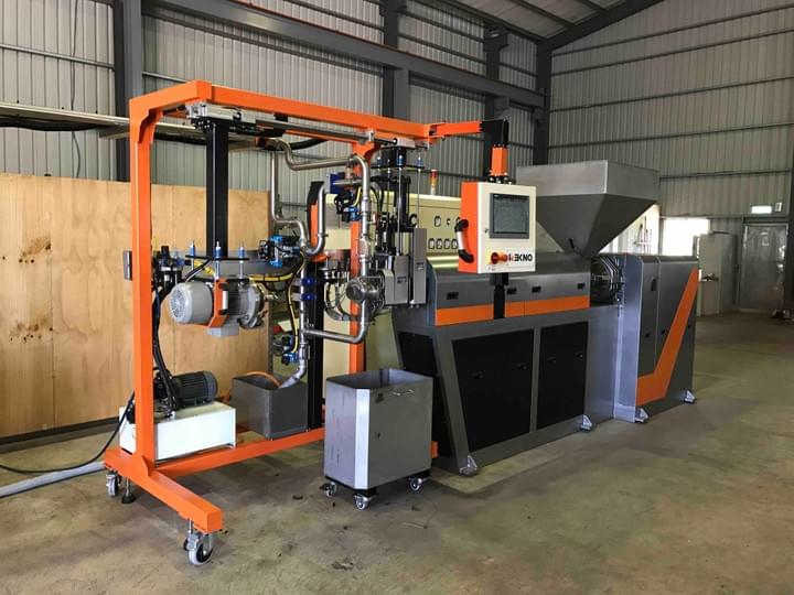 pelletizing in water machine:TPU 樹脂 (Thermoplastic Polyurethane) ,由在1950年時即由 Schollenberger 等人開發出來,由於其具有優異之機械性質和彈性 (excellent mechanical and elastic property),極具耐磨耗性 (high abrasion) 和抗化學性質 (high chemical resistance),以及其與血液和細胞組織有很好的相容性…等等特殊性質,因此迅速的發展成為一種日生活中和醫療上極為重要的材料。又因為TPU具有上述之優越性能,所以其應用範圍相當廣泛,如皮革工業、接著劑、彈性纖維 (elastic fiber、Spandex fiber) 、生醫材料 (biomaterial) ,橡膠業改質劑…等等皆有其產品。另外,TPU之加工技術亦極為容易,使用一般之聚合物加工設備便可以加工之,如:射出成型 (injection molding)、擠壓成型 (extrusion)、延壓成型 (calendar)、紡絲 (spinning)、溶劑澆鑄 (solvent casting)Patented system Taiwan No.1 modified operation pelletizing system Easy to assemble and maintain One set design from pelletizing to de-watering pelletizing in water machine:TPU 樹脂 (Thermoplastic Polyurethane) ,由在1950年時即由 Schollenberger 等人開發出來,由於其具有優異之機械性質和彈性 (excellent mechanical and elastic property),極具耐磨耗性 (high abrasion) 和抗化學性質 (high chemical resistance),以及其與血液和細胞組織有很好的相容性…等等特殊性質,因此迅速的發展成為一種日生活中和醫療上極為重要的材料。又因為TPU具有上述之優越性能,所以其應用範圍相當廣泛,如皮革工業、接著劑、彈性纖維 (elastic fiber、Spandex fiber) 、生醫材料 (biomaterial) ,橡膠業改質劑…等等皆有其產品。另外,TPU之加工技術亦極為容易,使用一般之聚合物加工設備便可以加工之,如:射出成型 (injection molding)、擠壓成型 (extrusion)、延壓成型 (calendar)、紡絲 (spinning)、溶劑澆鑄 (solvent casting)Patented system Taiwan No.1 modified operation pelletizing system Easy to assemble and maintain One set design from pelletizing to de-watering