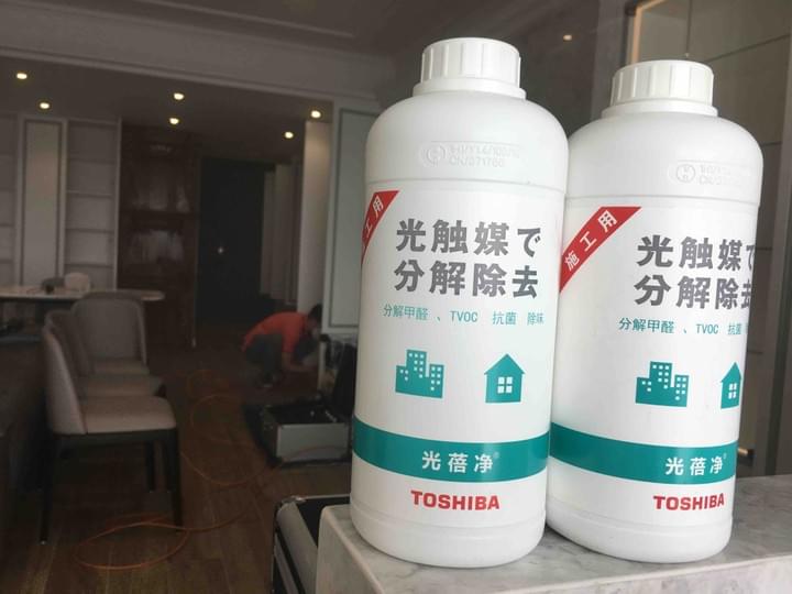 甲醛是一種無色化學氣體,濃度高時有刺鼻的氣味,引起眼睛及呼吸氣管極度不適,長時間接觸甲醛可誘發過敏。在這情況下,繼續接觸少量的甲醛亦可導致嚴重的不良反應。國際研究癌病組織已將甲醛分類為對人類致癌物質。 甲醛對人體健康的危害 甲醛(分子式:HCHO)是最簡單的醛類,通常條件下為一種可燃、無色及刺鼻的氣體,對皮膚及黏膜有刺激性作用,接觸過甲醛的皮膚可能出現過敏現象,嚴重者甚至會導致肝炎、肺炎及腎臟損害。 甲醛是刺激性氣體,其水溶液叫「福爾馬林」,對眼睛、鼻、呼吸道有刺激作用。大量文獻記載︰低濃度甲醛能抑制汗腺分泌,使皮膚乾燥;中濃度引起嗅覺異常、敏感、過敏皮炎、兒童哮喘、色斑;高濃度引起支氣管哮喘。動物實驗會引起鼻咽癌。 纖維板中殘留氣體甲醛,可逐步釋放室氣中長達十幾年,成為甲醛染污主體。 由於甲醛有良好的工業價值且價廉,大量用在製造各種產品,成為室內住宅廣泛的污染來源。 甲醛如何進入室內 甲醛是一種普遍的室內空氣污染物。在室內的甲醛水平通常較室外的為高,因為室內有很多甲醛的源頭,而不良的通風系統又可形成高水平的甲醛情況。 甲醛最主要的排放源是用尿甲醛樹指製成的壓製木產品。這些樹脂用作物料的黏著劑,如粒子板、中等密度纖維板、膠合板及其他壓製木產品。當產品製成的最初數個月,排放的甲醛量最高。之後,甲醛慢慢釋出,釋出時間能持續一段長時間,通常超過數年。 甲醛也由吸煙、燃燒源頭,如氣體裝置及火水熱水器排出。甲醛也可在其他室內裝修物料中找到,如發泡膠隔熱層、黏著劑、織物、地氈及樓面料,以及在紙類產品及化妝品中找到。 甲醛是一種無色化學氣體,濃度高時有刺鼻的氣味,引起眼睛及呼吸氣管極度不適,長時間接觸甲醛可誘發過敏。在這情況下,繼續接觸少量的甲醛亦可導致嚴重的不良反應。國際研究癌病組織已將甲醛分類為對人類致癌物質。 甲醛對人體健康的危害 甲醛(分子式:HCHO)是最簡單的醛類,通常條件下為一種可燃、無色及刺鼻的氣體,對皮膚及黏膜有刺激性作用,接觸過甲醛的皮膚可能出現過敏現象,嚴重者甚至會導致肝炎、肺炎及腎臟損害。 甲醛是刺激性氣體,其水溶液叫「福爾馬林」,對眼睛、鼻、呼吸道有刺激作用。大量文獻記載︰低濃度甲醛能抑制汗腺分泌,使皮膚乾燥;中濃度引起嗅覺異常、敏感、過敏皮炎、兒童哮喘、色斑;高濃度引起支氣管哮喘。動物實驗會引起鼻咽癌。 纖維板中殘留氣體甲醛,可逐步釋放室氣中長達十幾年,成為甲醛染污主體。 由於甲醛有良好的工業價值且價廉,大量用在製造各種產品,成為室內住宅廣泛的污染來源。 甲醛如何進入室內 甲醛是一種普遍的室內空氣污染物。在室內的甲醛水平通常較室外的為高,因為室內有很多甲醛的源頭,而不良的通風系統又可形成高水平的甲醛情況。 甲醛最主要的排放源是用尿甲醛樹指製成的壓製木產品。這些樹脂用作物料的黏著劑,如粒子板、中等密度纖維板、膠合板及其他壓製木產品。當產品製成的最初數個月,排放的甲醛量最高。之後,甲醛慢慢釋出,釋出時間能持續一段長時間,通常超過數年。 甲醛也由吸煙、燃燒源頭,如氣體裝置及火水熱水器排出。甲醛也可在其他室內裝修物料中找到,如發泡膠隔熱層、黏著劑、織物、地氈及樓面料,以及在紙類產品及化妝品中找到。