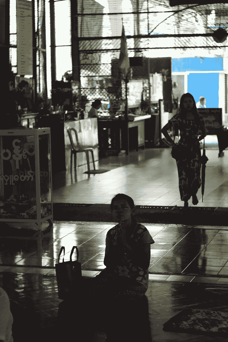 静かに祈る在家仏教徒。境内には穏やかで厳かな気配が漂う。 静かに祈る在家仏教徒。境内には穏やかで厳かな気配が漂う。