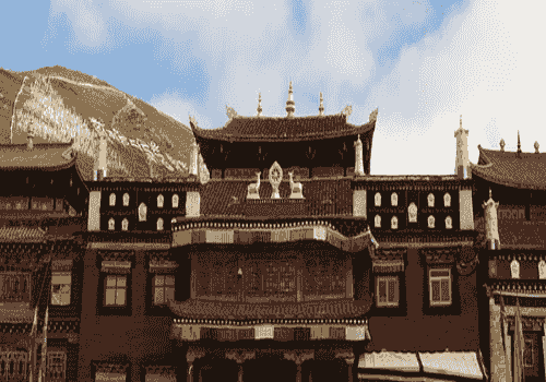 木郎寺はチベット仏教ゲルク派の寺院で、1748年に初代赤哇嘉参ガンサンによって創建されました。四川省若爾蓋県と甘粛省碌曲県の境に位置し、白龙江が流れています。甘粛、青海、四川の三省の接点にあります。チベット語で「郎木」とは「仙女」を意味し、寺の背後の洞窟にある岩が少女の形に似ていることから名づけられました。寺院の建築群には聞思学院、続部学院、時輪学院、医学院、印経院が含まれ、10の属寺と2つの静修院を管轄しています。現在、第一世活仏の肉身霊塔と歴代活仏の金銀霊塔70余りが現存しています。 木郎寺はチベット仏教ゲルク派の寺院で、1748年に初代赤哇嘉参ガンサンによって創建されました。四川省若爾蓋県と甘粛省碌曲県の境に位置し、白龙江が流れています。甘粛、青海、四川の三省の接点にあります。チベット語で「郎木」とは「仙女」を意味し、寺の背後の洞窟にある岩が少女の形に似ていることから名づけられました。寺院の建築群には聞思学院、続部学院、時輪学院、医学院、印経院が含まれ、10の属寺と2つの静修院を管轄しています。現在、第一世活仏の肉身霊塔と歴代活仏の金銀霊塔70余りが現存しています。