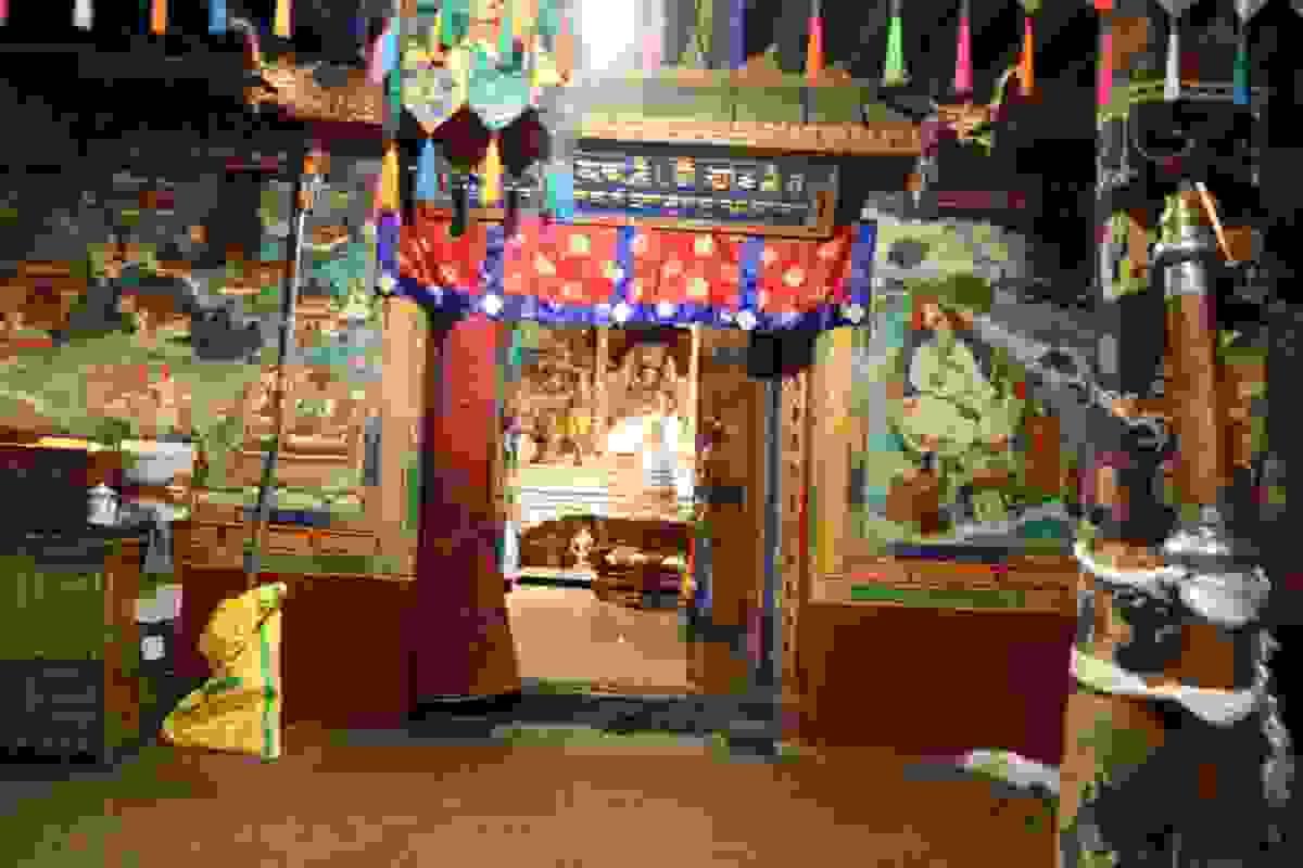 シガツェの西に位置する寺院で、11世紀創建。14世紀には中国から多くの大工を集めて拡張工事をしたため、現存する建物はチベット・中国の折衷様式です。チベット仏教最高の頭脳を持つと言われるプトゥンが管長をつとめ、世界最高の仏典集「チベット大蔵経」を編纂した地として知られています。このプトゥンの管長就任を記念して多くの曼荼羅が描かれたと言われています。仏画の多くはネパールから招かれた絵師たちによるもので、バランスの良い体躯、魅惑的な細目、荘厳な装飾具と、その表現の緻密さと色彩の美しさで高く評価されています。学術的な価値も高い曼荼羅も保存状態良く残されています。 シガツェの西に位置する寺院で、11世紀創建。14世紀には中国から多くの大工を集めて拡張工事をしたため、現存する建物はチベット・中国の折衷様式です。チベット仏教最高の頭脳を持つと言われるプトゥンが管長をつとめ、世界最高の仏典集「チベット大蔵経」を編纂した地として知られています。このプトゥンの管長就任を記念して多くの曼荼羅が描かれたと言われています。仏画の多くはネパールから招かれた絵師たちによるもので、バランスの良い体躯、魅惑的な細目、荘厳な装飾具と、その表現の緻密さと色彩の美しさで高く評価されています。学術的な価値も高い曼荼羅も保存状態良く残されています。