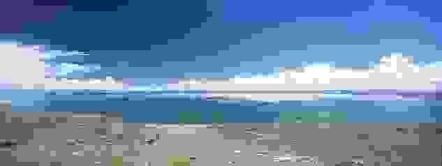 中国に三江源の言葉がある。長江、黄河、メコンの大河の源流地を意味している。 これらのアジアの大河はいずれも4000m越えのチベット高原のバヤンカラ峠を分水嶺とするところにその源がある。 黄河は全長5464m、巨龍が蛇行するように奔流し渤海に注ぎ、その流域面積は75万平方Kmの中国第二の河である。河は黄土文明を育み、中華文化が花開き、流域に1億1000万も住む中国人にとって母なる大河である。バヤンカラとアムネマチン山脈との間チベット高原の西の端ヤホラダッズエに源を発し、その水は標高4300mのオリン湖、ザリン湖に流れ込む。 現在オリン、ザリンに跨るその小高い山が黄河源頭と定められている。源頭から望む青系統の様々な色を見せる清らかな二つの湖は、二つのサファイヤ・黄河二つの真珠とも称されている。 中国に三江源の言葉がある。長江、黄河、メコンの大河の源流地を意味している。 これらのアジアの大河はいずれも4000m越えのチベット高原のバヤンカラ峠を分水嶺とするところにその源がある。 黄河は全長5464m、巨龍が蛇行するように奔流し渤海に注ぎ、その流域面積は75万平方Kmの中国第二の河である。河は黄土文明を育み、中華文化が花開き、流域に1億1000万も住む中国人にとって母なる大河である。バヤンカラとアムネマチン山脈との間チベット高原の西の端ヤホラダッズエに源を発し、その水は標高4300mのオリン湖、ザリン湖に流れ込む。 現在オリン、ザリンに跨るその小高い山が黄河源頭と定められている。源頭から望む青系統の様々な色を見せる清らかな二つの湖は、二つのサファイヤ・黄河二つの真珠とも称されている。