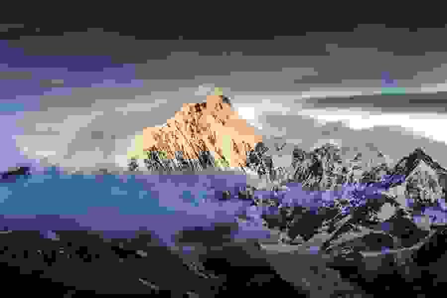 四川省の西北部に位置する自然保護区。四姑娘山、三姑娘山、二姑娘山、大姑娘山と伝説のチベット族の4姉妹の名前が付けられた5,000~6,000m級の山並みをお楽しみいただけます。四姑山麓の町・日隆にはホテルなども整っており観光やトレッキングの拠点となっています。 夏にはブルーポピーをはじめとする高山植物が、秋には黄葉・紅葉の景観をみることができます。 四川省の西北部に位置する自然保護区。四姑娘山、三姑娘山、二姑娘山、大姑娘山と伝説のチベット族の4姉妹の名前が付けられた5,000~6,000m級の山並みをお楽しみいただけます。四姑山麓の町・日隆にはホテルなども整っており観光やトレッキングの拠点となっています。 夏にはブルーポピーをはじめとする高山植物が、秋には黄葉・紅葉の景観をみることができます。