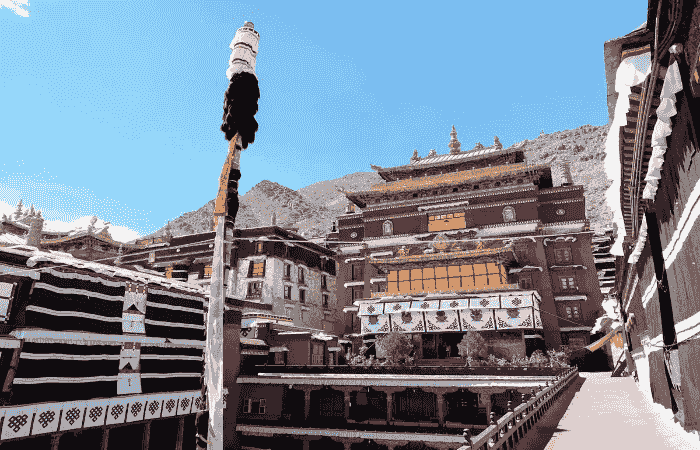 創建者はツォンカパの弟子で、後にダライ・ラマ1世となったゲンドゥン・ドゥプ。タシルンポとは「吉祥須弥山」の意味。チベットゲルク派6大寺院の一つであり、シガツェを代表する大寺院です。ダライラマ5世の時代にタシルンポ寺の僧院長が阿弥陀如来の化身であるパンチェン・ラマとしての地位を得て以来、歴代パンチェン・ラマによる政治・宗教の中心として繁栄しました。 境内にはパンチェンラマ1世から10世の霊塔を安置した霊塔殿の他、高さ26mの弥勒坐像を祀る弥勒仏殿、大集会堂などがあります。ダライ・ラマと同様に、その地位が代々転生によって継承されるパンチェン・ラマ制度は、ダライ・ラマ5世が、自分の死んだ師匠を阿弥陀如来の化身と認定したことに始まります。以後、同寺はパンチェン・ラマ1世の転生者が座主をつとめるようになりました。 創建者はツォンカパの弟子で、後にダライ・ラマ1世となったゲンドゥン・ドゥプ。タシルンポとは「吉祥須弥山」の意味。チベットゲルク派6大寺院の一つであり、シガツェを代表する大寺院です。ダライラマ5世の時代にタシルンポ寺の僧院長が阿弥陀如来の化身であるパンチェン・ラマとしての地位を得て以来、歴代パンチェン・ラマによる政治・宗教の中心として繁栄しました。 境内にはパンチェンラマ1世から10世の霊塔を安置した霊塔殿の他、高さ26mの弥勒坐像を祀る弥勒仏殿、大集会堂などがあります。ダライ・ラマと同様に、その地位が代々転生によって継承されるパンチェン・ラマ制度は、ダライ・ラマ5世が、自分の死んだ師匠を阿弥陀如来の化身と認定したことに始まります。以後、同寺はパンチェン・ラマ1世の転生者が座主をつとめるようになりました。