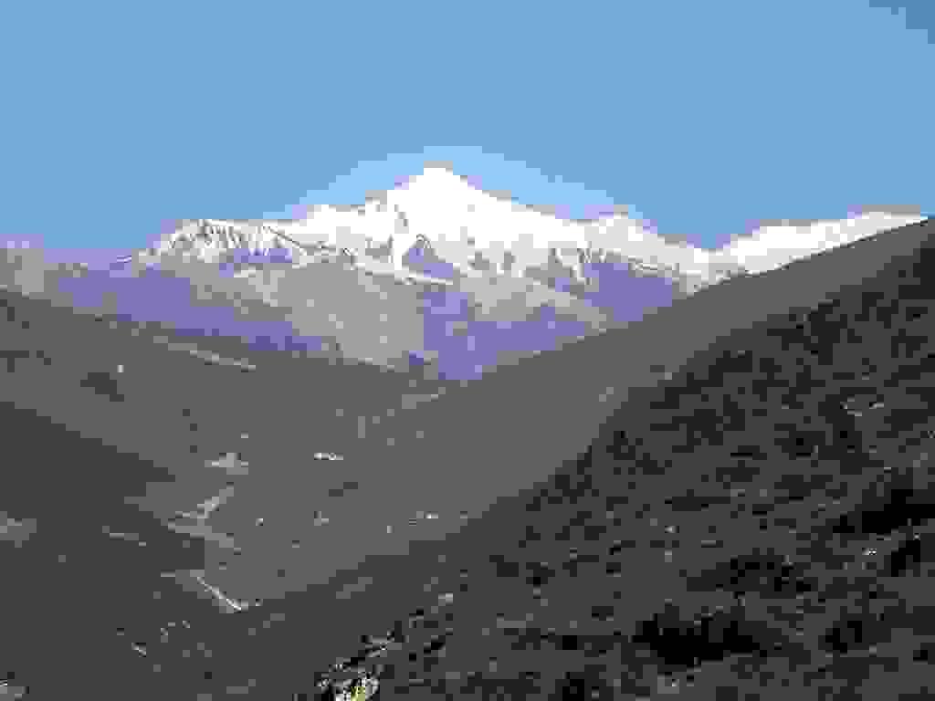 アムネマチンは中華人民共和国青海省ゴロク・チベット族自治州(チベットアムド地方南部)にある山々で、崑崙山脈の東部に属しており、最高峰の海抜は6,282メートルである。チベット語でアムネは老人、マチンは活仏の従者を意味するチベット語でアムネは老人、マチンは活仏の従者を意味する。また、現地のチベット族は「神の山」の意だとしている。「アムネマチン」は現地方言による発音であり、ラサ方言ではアニエマチェンとなる。チベット民族の四大聖地のひとつで、黄河の源流近くにある。黄河の流れはこの山々のために大きく湾曲する。山に観音菩薩がいるとして、チベット族の信仰を集め、人々が巡礼のように周囲を回って祈りをささげる。干支が午の年にあらゆる神々が山に集まるとされる。 アムネマチンは中華人民共和国青海省ゴロク・チベット族自治州(チベットアムド地方南部)にある山々で、崑崙山脈の東部に属しており、最高峰の海抜は6,282メートルである。チベット語でアムネは老人、マチンは活仏の従者を意味するチベット語でアムネは老人、マチンは活仏の従者を意味する。また、現地のチベット族は「神の山」の意だとしている。「アムネマチン」は現地方言による発音であり、ラサ方言ではアニエマチェンとなる。チベット民族の四大聖地のひとつで、黄河の源流近くにある。黄河の流れはこの山々のために大きく湾曲する。山に観音菩薩がいるとして、チベット族の信仰を集め、人々が巡礼のように周囲を回って祈りをささげる。干支が午の年にあらゆる神々が山に集まるとされる。