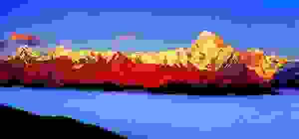 四川省の西北部に位置する自然保護区。四姑娘山、三姑娘山、二姑娘山、大姑娘山と伝説のチベット族の4姉妹の名前が付けられた5,000~6,000m級の山並みをお楽しみいただけます。四姑山麓の町・日隆にはホテルなども整っており観光やトレッキングの拠点となっています。 夏にはブルーポピーをはじめとする高山植物が、秋には黄葉・紅葉の景観をみることができます。 四川省の西北部に位置する自然保護区。四姑娘山、三姑娘山、二姑娘山、大姑娘山と伝説のチベット族の4姉妹の名前が付けられた5,000~6,000m級の山並みをお楽しみいただけます。四姑山麓の町・日隆にはホテルなども整っており観光やトレッキングの拠点となっています。 夏にはブルーポピーをはじめとする高山植物が、秋には黄葉・紅葉の景観をみることができます。