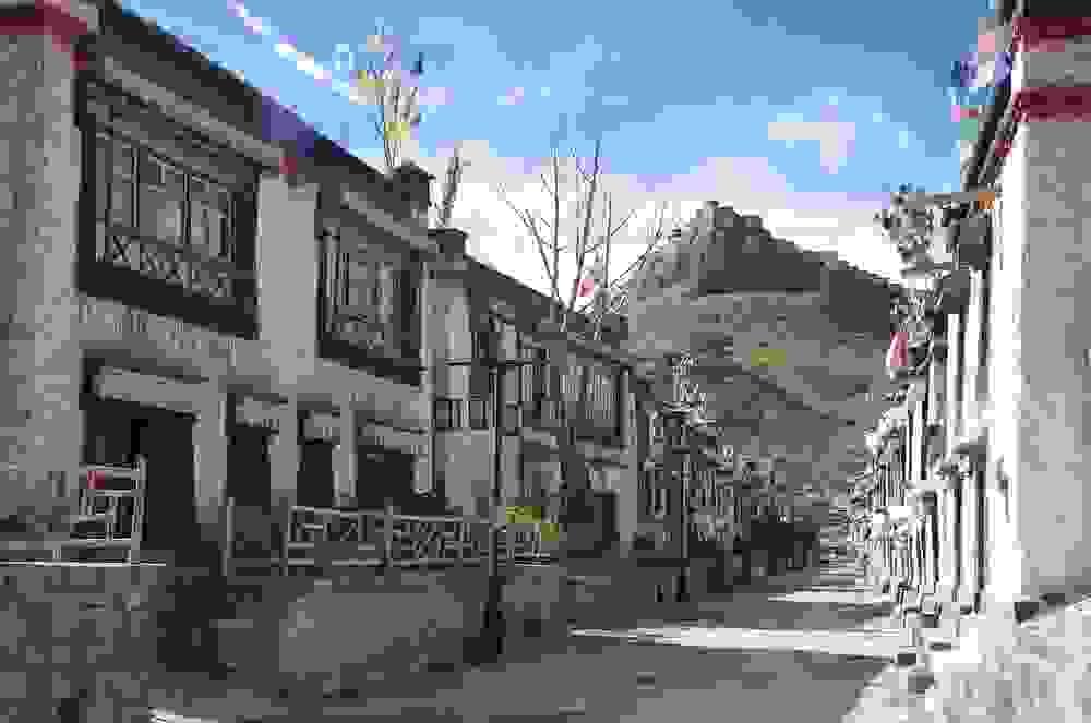 旧市街は、ギャンツェ県は本当に魅力的な、本格的な。 とても清潔でもありました、牛住民家の前にここによく維持されているにもかかわらず 旧市街は、ギャンツェ県は本当に魅力的な、本格的な。 とても清潔でもありました、牛住民家の前にここによく維持されているにもかかわらず