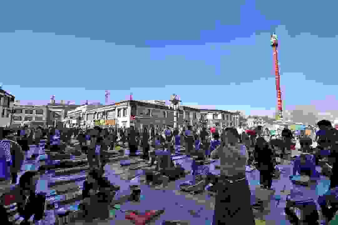 巡礼路・バルコル(八角街、八廓街) バルコルからのポタラ宮ジョカン寺の周囲はチベット仏教徒憧れの巡礼路。毎日散歩がてら巡礼する地元の人や、五体投地で進む田舎から来た巡礼者、ビデオカメラ片手の観光客まで、皆で時計廻り。1日中人の流れが絶えません。特に朝と晩は巡礼の人通りが多くなります。 巡礼路・バルコル(八角街、八廓街) バルコルからのポタラ宮ジョカン寺の周囲はチベット仏教徒憧れの巡礼路。毎日散歩がてら巡礼する地元の人や、五体投地で進む田舎から来た巡礼者、ビデオカメラ片手の観光客まで、皆で時計廻り。1日中人の流れが絶えません。特に朝と晩は巡礼の人通りが多くなります。