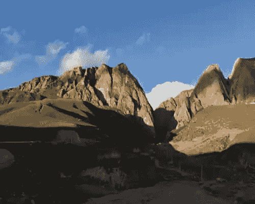 甘加の秘境は、甘粛省西南部の甘南チベット族自治州夏河県甘加草原八角村の西側に位置し、東は甘加渓谷に接し、北は達里加山に臨む景勝地で、総面積は131.23平方キロメートル、南北の標高差は1300メートルに達する。この景区は崖壁、草原、高原湖、石林、鍾乳洞などの自然景観が融合しており、達里加翠湖、仏光洞、法螺頂などの名所を含む。主な文化景観には八角古城、作海寺、白石崖寺などの史跡があり、その中で八角古城は西漢時代に建設され、城壁は八角形の中空十字型の配置で、占地面積は20万平方メートル。白石崖鍾乳洞は16万年前のデニソワ人の化石が発見されたことで有名である。 甘加の秘境は、甘粛省西南部の甘南チベット族自治州夏河県甘加草原八角村の西側に位置し、東は甘加渓谷に接し、北は達里加山に臨む景勝地で、総面積は131.23平方キロメートル、南北の標高差は1300メートルに達する。この景区は崖壁、草原、高原湖、石林、鍾乳洞などの自然景観が融合しており、達里加翠湖、仏光洞、法螺頂などの名所を含む。主な文化景観には八角古城、作海寺、白石崖寺などの史跡があり、その中で八角古城は西漢時代に建設され、城壁は八角形の中空十字型の配置で、占地面積は20万平方メートル。白石崖鍾乳洞は16万年前のデニソワ人の化石が発見されたことで有名である。