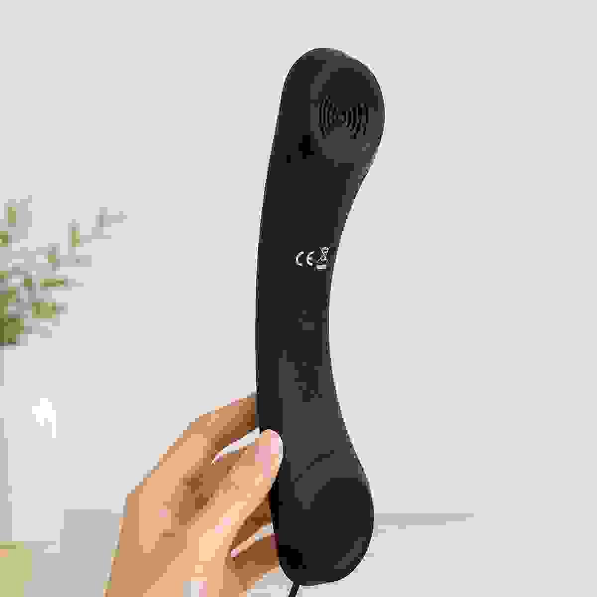 OEM customer reviewing USB Type-C retro phone handset samples with NEW POWER TECH, highlighting product development, manufacturing support and quality control for B2B projects. OEM customer reviewing USB Type-C retro phone handset samples with NEW POWER TECH, highlighting product development, manufacturing support and quality control for B2B projects.