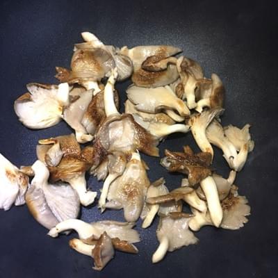 用熱油鍋大火加熱蠔菇,香味冒出有點微焦,再翻炒直到炒熟 用熱油鍋大火加熱蠔菇,香味冒出有點微焦,再翻炒直到炒熟