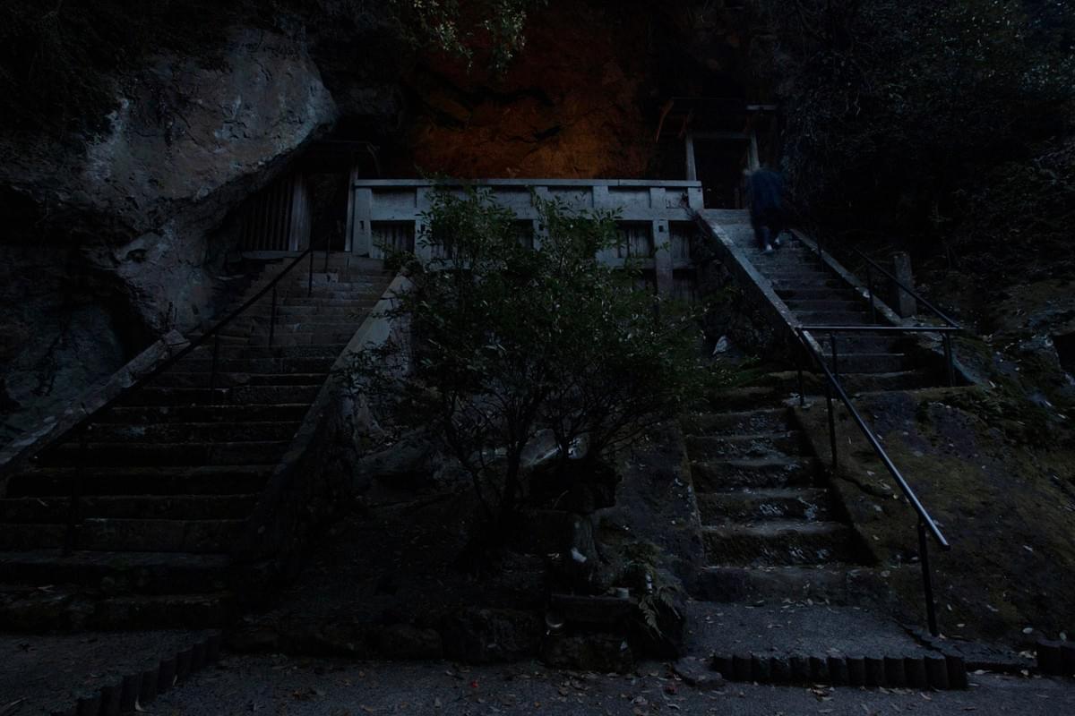霊巌洞 Reigandō, the cave where the spirit of Miyamoto Musashi resides. 霊巌洞 Reigandō, the cave where the spirit of Miyamoto Musashi resides.