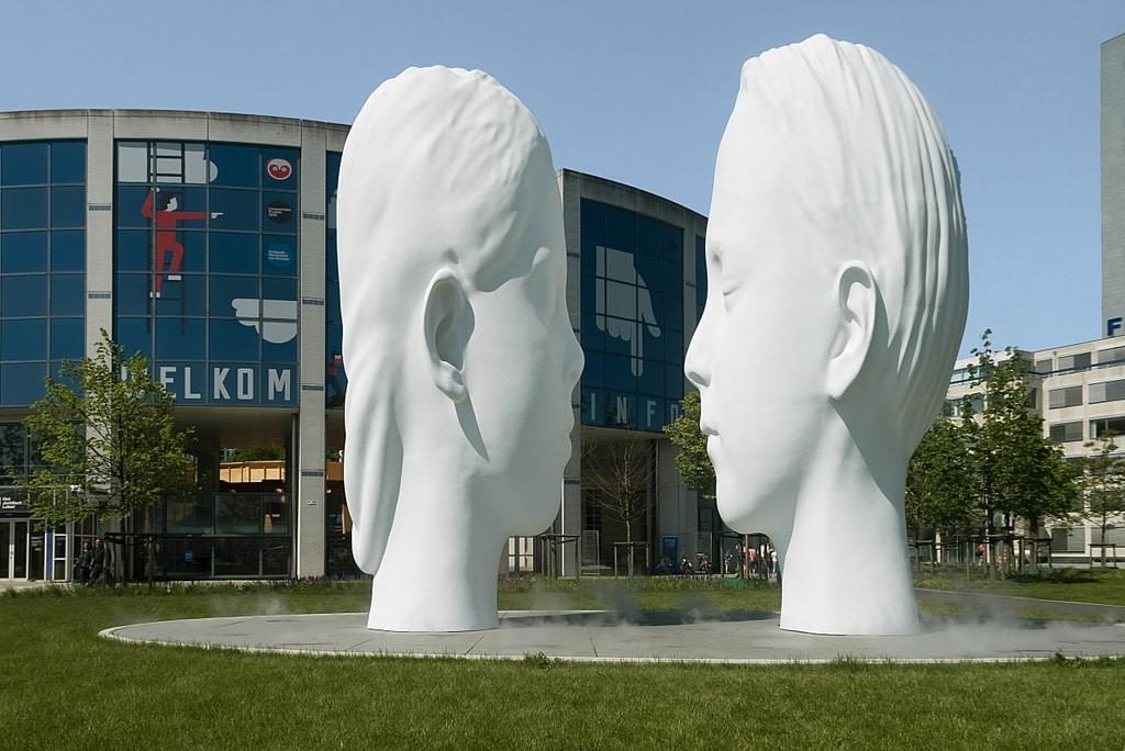 Kent girişinde bizi selamlayan İspanyol sanatçı Jaume Plensa'nın Aşk Çesmesi heykeli - Fotoğraf:Michiel Verbeek Kent girişinde bizi selamlayan İspanyol sanatçı Jaume Plensa'nın Aşk Çesmesi heykeli - Fotoğraf:Michiel Verbeek