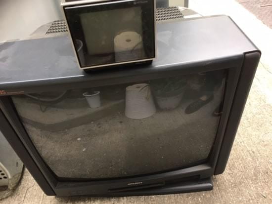 ブラウン管テレビの上に載っているのは、防犯用カメラを表示する小型ブラウン管 ブラウン管テレビの上に載っているのは、防犯用カメラを表示する小型ブラウン管