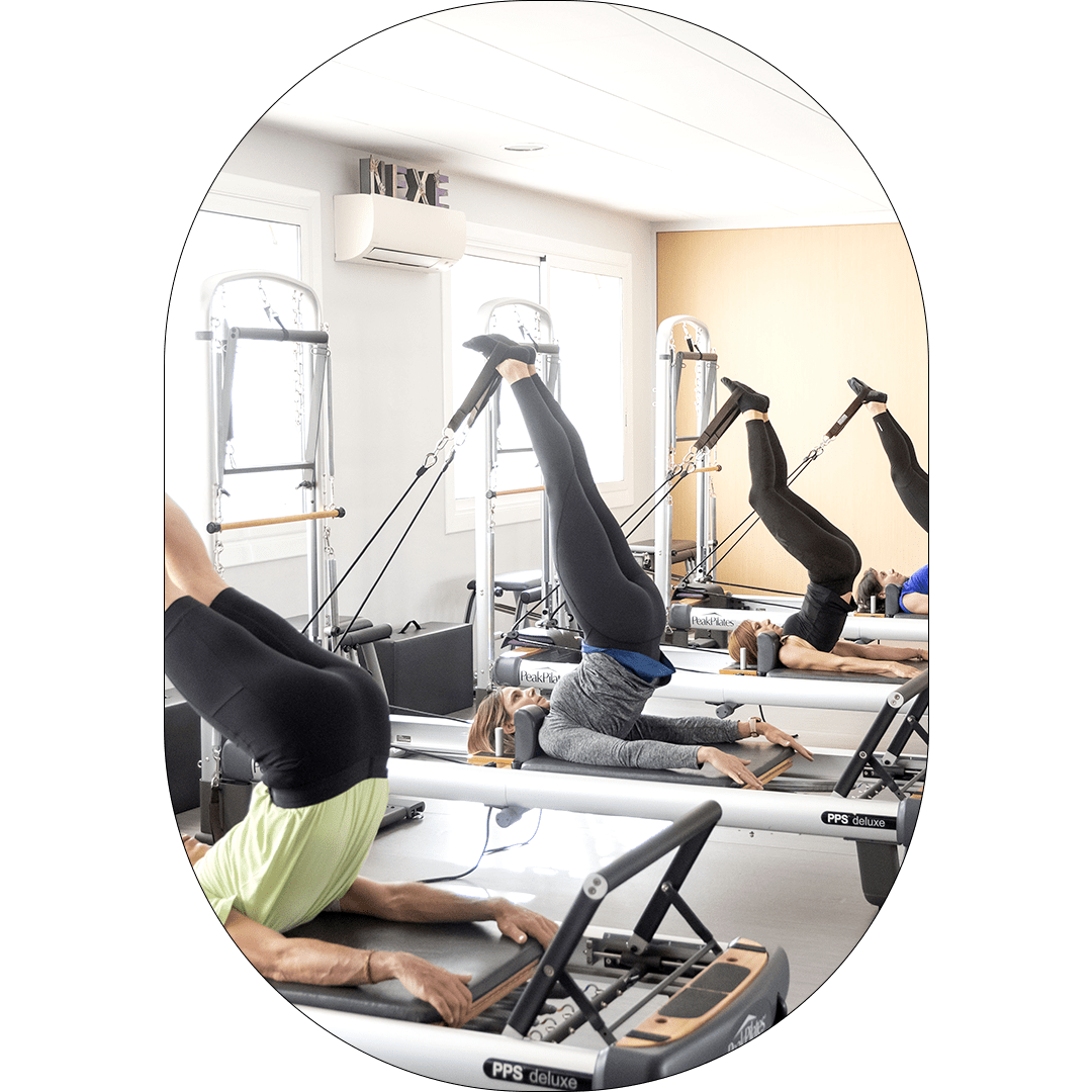 fotografia de una clase de pilates con máquinas fotografia de una clase de pilates con máquinas