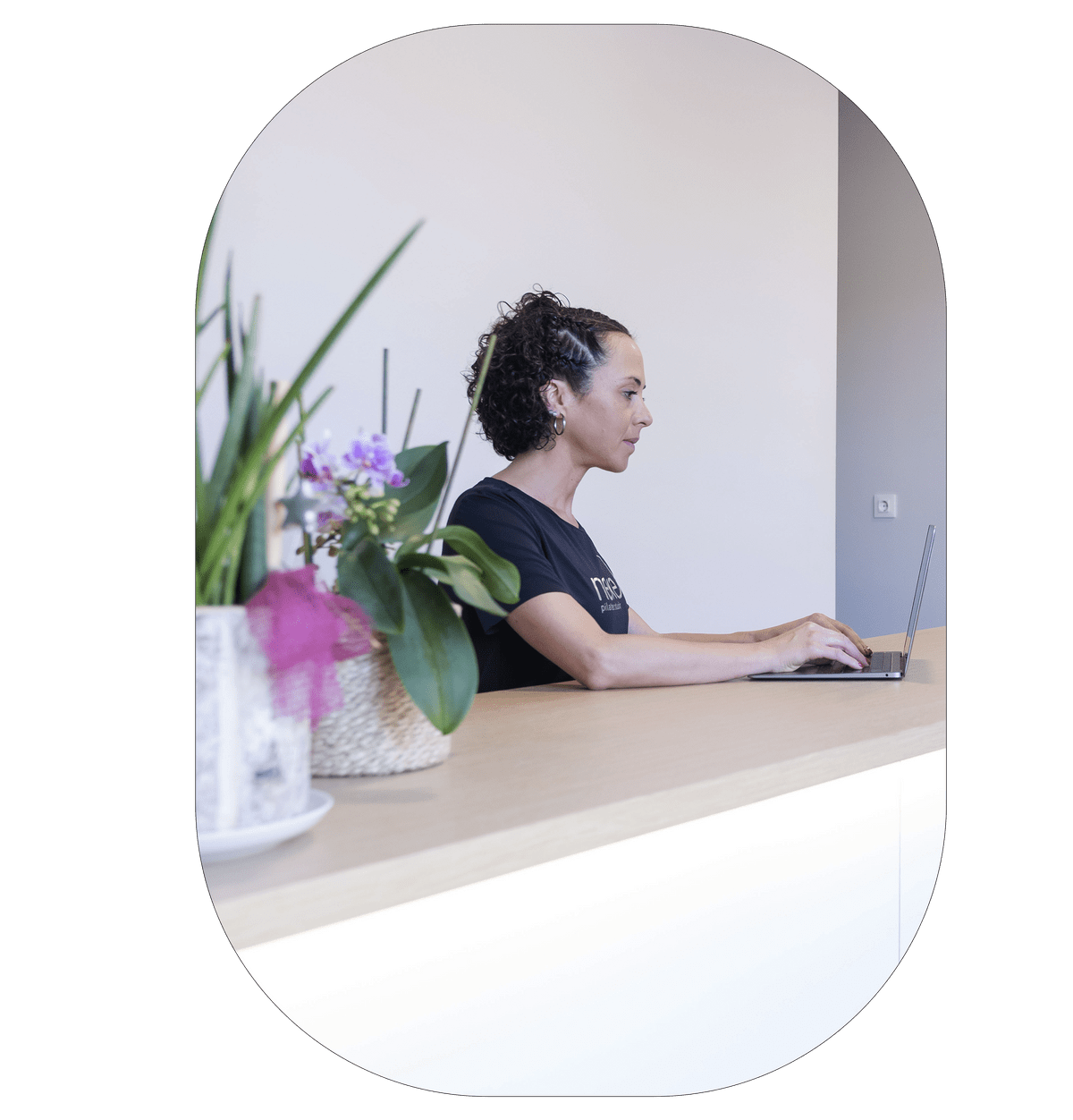 fotografia de una mujer en recepción con un portátil fotografia de una mujer en recepción con un portátil