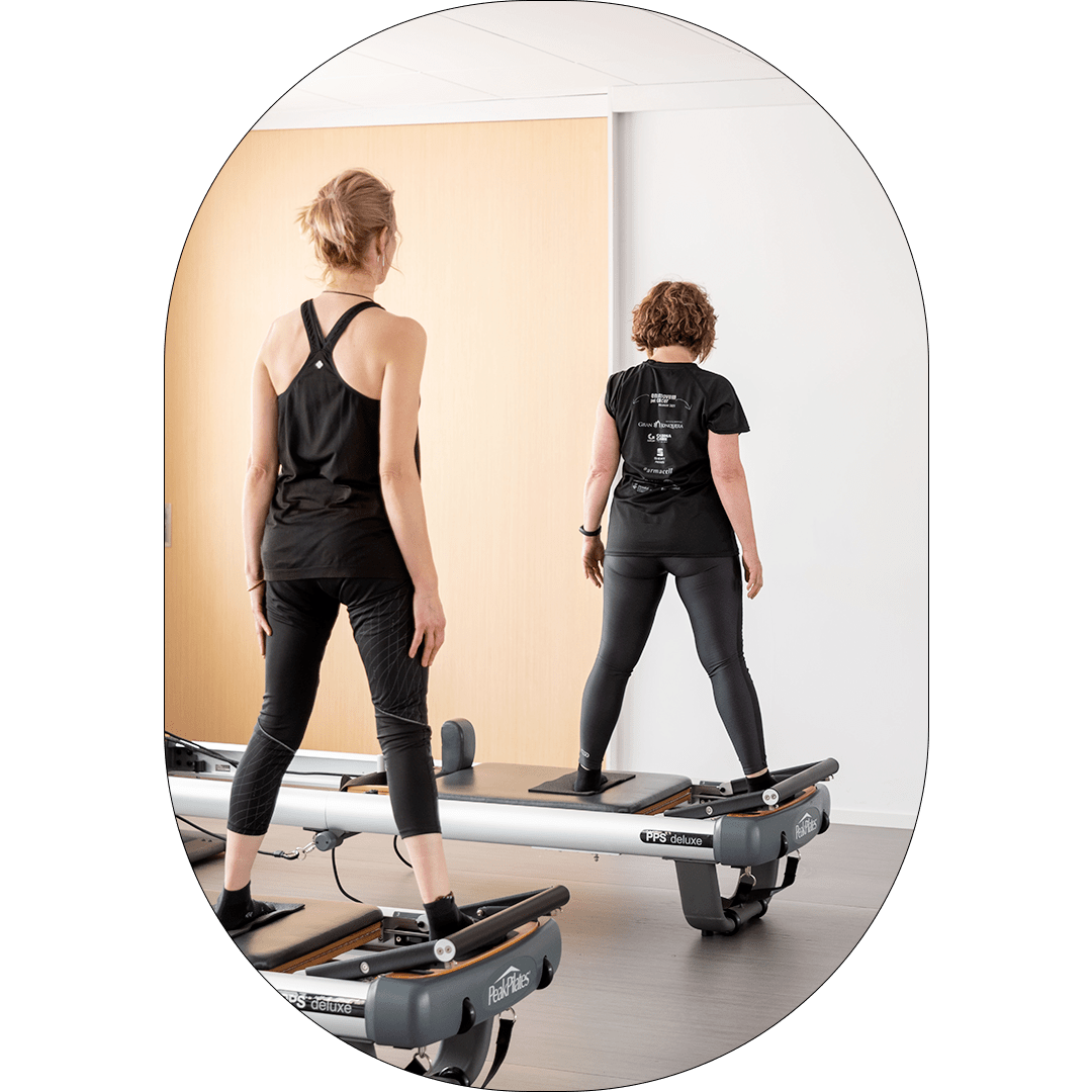 fotografia de dos mujeres haciendo pilates en máquinas fotografia de dos mujeres haciendo pilates en máquinas