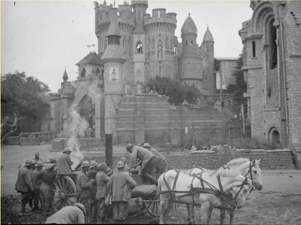 Soldats français pendant la réquisition du château par l'Armée Soldats français pendant la réquisition du château par l'Armée