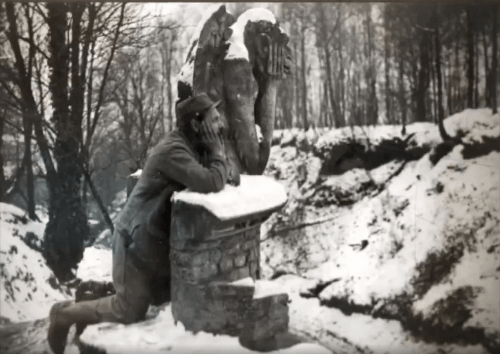 Soldat imitant la fameuse chimère, copie d’une statue de Notre Dame de Paris Soldat imitant la fameuse chimère, copie d’une statue de Notre Dame de Paris