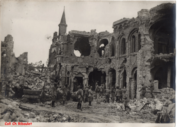 Les ravages de la guerre sur le château (collection privée Charles Riboulet) Les ravages de la guerre sur le château (collection privée Charles Riboulet)