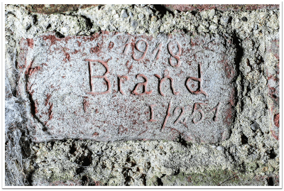 Une des signatures de poilus lassée dans les souterrains autour du château Une des signatures de poilus lassée dans les souterrains autour du château