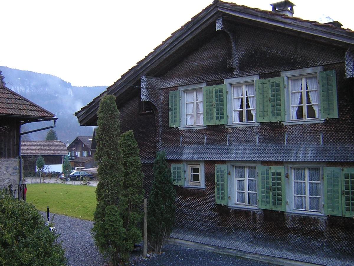 Rückfassade des alten Wohnhauses mit Hauszugang. Rückfassade des alten Wohnhauses mit Hauszugang.