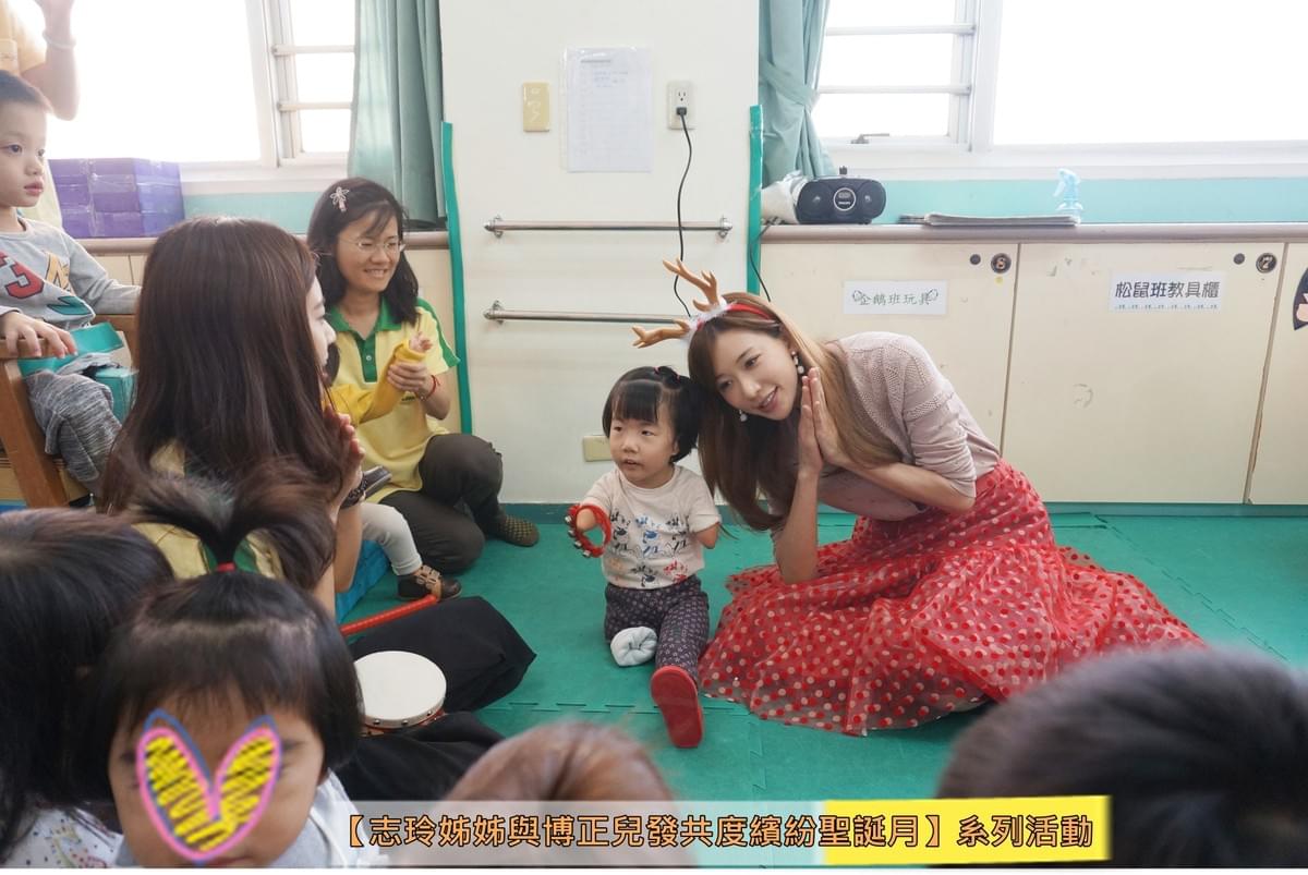 隨著音樂搖動身體,與孩子盡情的互動,開心的氛圍好無價喔! 隨著音樂搖動身體,與孩子盡情的互動,開心的氛圍好無價喔!