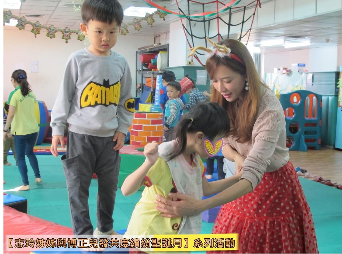 伸手扶住步態較不穩的孩子,志玲姊姊根本神救援啊!(笑) 伸手扶住步態較不穩的孩子,志玲姊姊根本神救援啊!(笑)