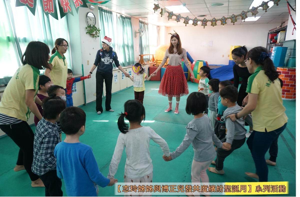 由陳主任帶隊,一起律動的時刻,好歡樂喔!手簽起手,愛就傳送了! 由陳主任帶隊,一起律動的時刻,好歡樂喔!手簽起手,愛就傳送了!