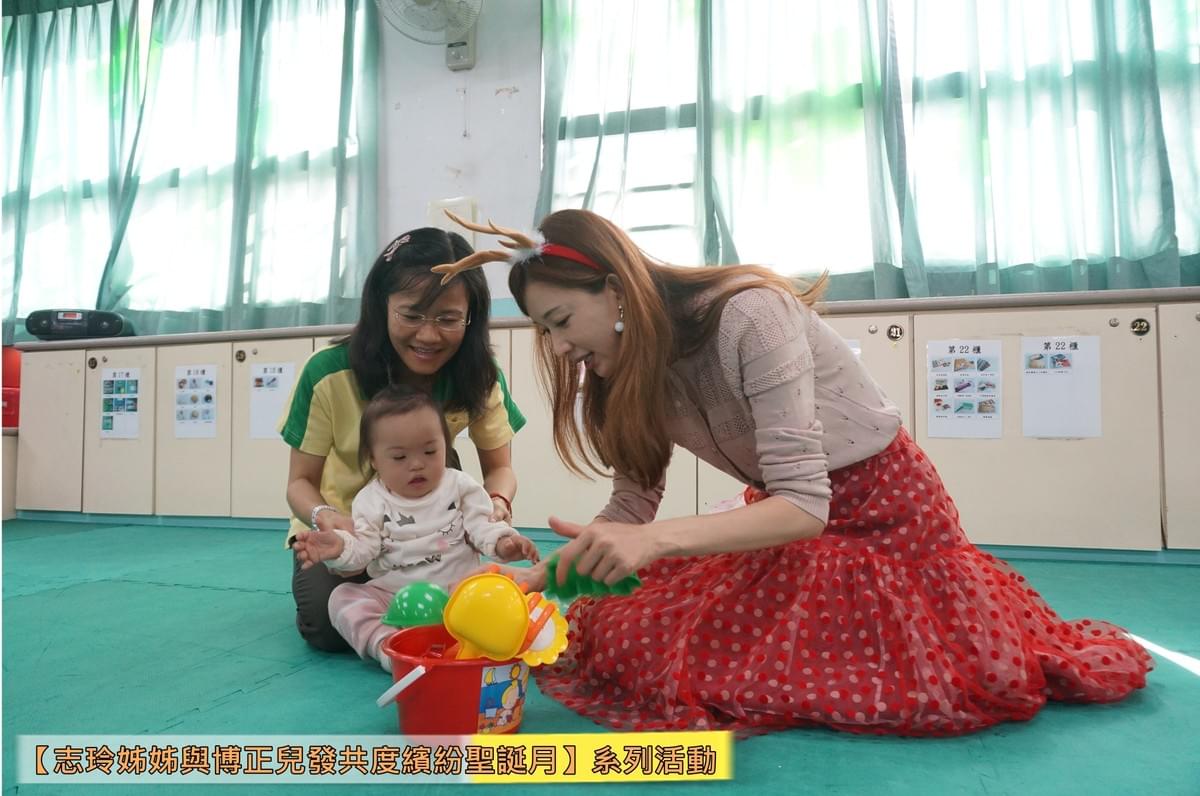 五彩繽紛的玩沙組,完全吸引了孩子們的目光,呵。 五彩繽紛的玩沙組,完全吸引了孩子們的目光,呵。