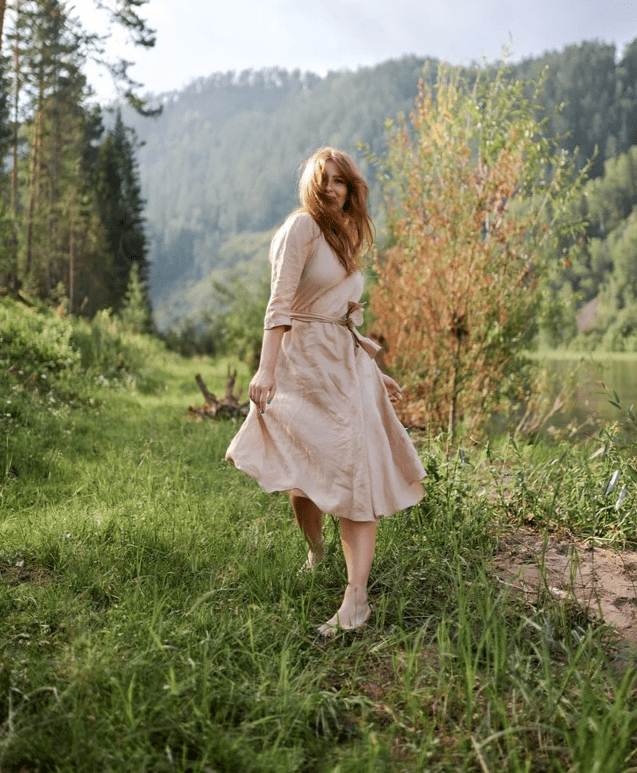 Femme Aux Pieds Nus Sans Soucis Sur La Côte De La Rivière Verte En été -  Photo de Tatiana Twinslol provenant de Pexels Femme Aux Pieds Nus Sans Soucis Sur La Côte De La Rivière Verte En été -  Photo de Tatiana Twinslol provenant de Pexels