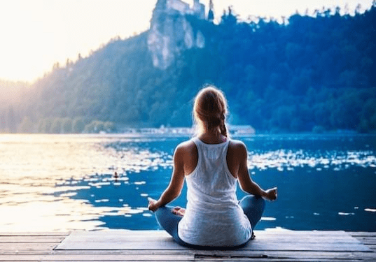 Méditation de pleine conscience devant un lac Méditation de pleine conscience devant un lac