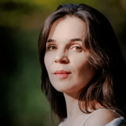 Petite, je demandais aux adultes de respecter la sensibilité des "petites personnes" ( par opposition aux "grandes personnes" ) . J'étais déjà une avocate de la cause des enfants! Petite, je demandais aux adultes de respecter la sensibilité des "petites personnes" ( par opposition aux "grandes personnes" ) . J'étais déjà une avocate de la cause des enfants!