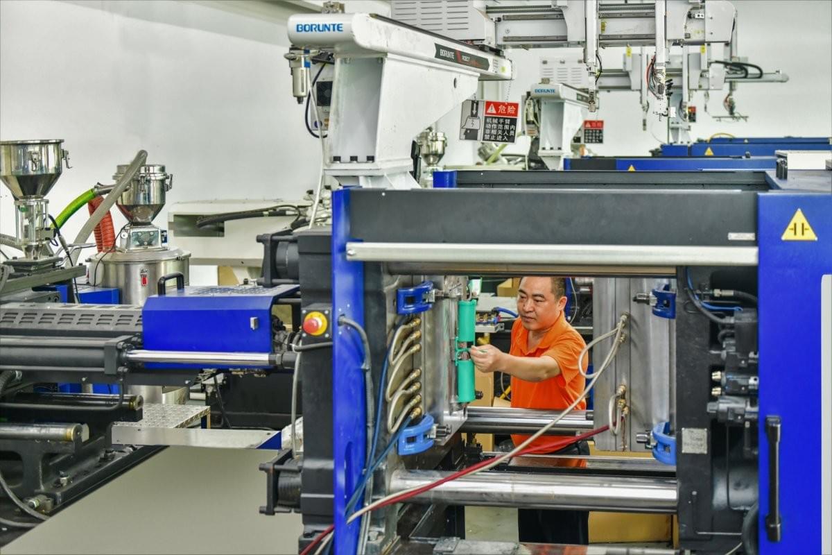 Baoyuan Jiu Sheng specializes in precision mold design and manufacturing. Baoyuan Jiu Sheng specializes in precision mold design and manufacturing.