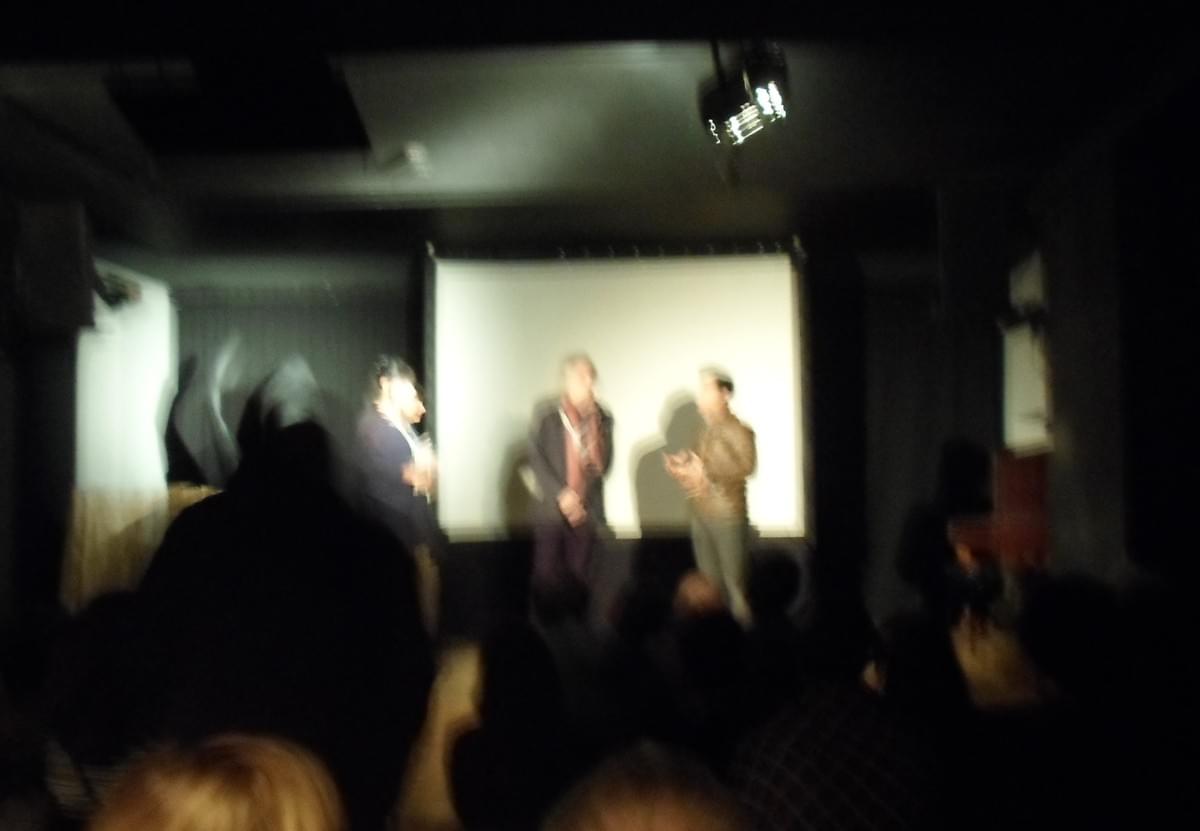 foto da sala com mesa e ecrã foto da sala com mesa e ecrã