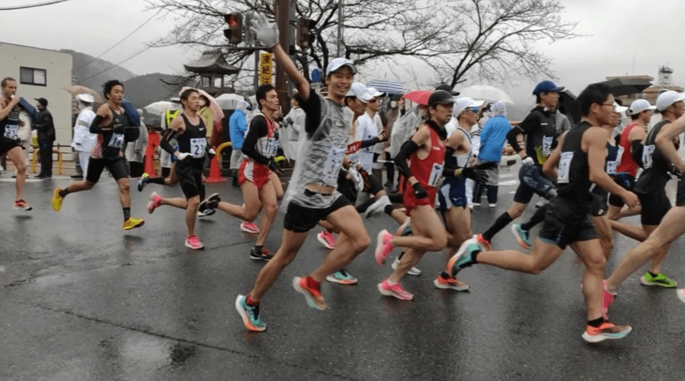 カメラに手を振る余裕を見せる岡久選手 カメラに手を振る余裕を見せる岡久選手
