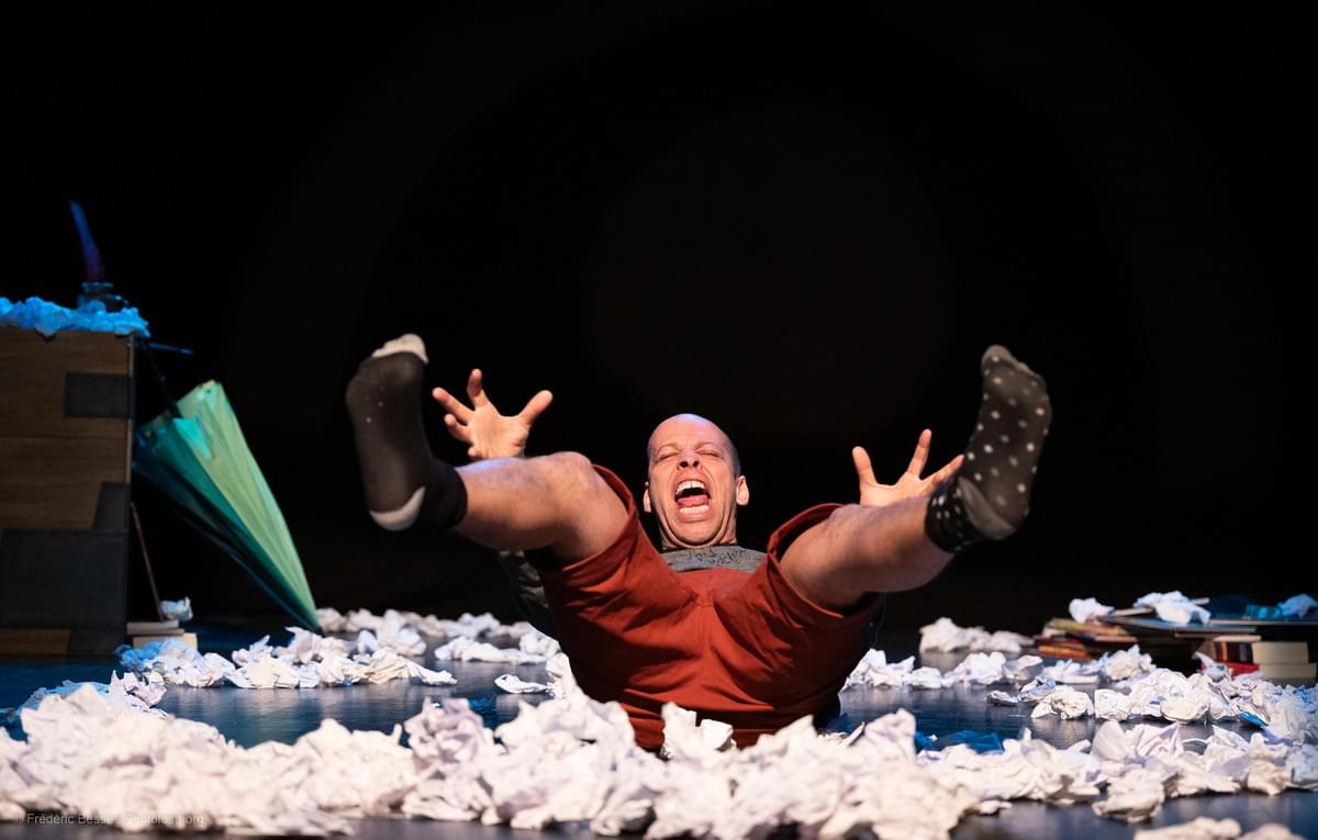 Compagnie Sans gravité_Brouillon_spectacle jeune public_4 ans_magie nouvelle_animatronics_marionnettes_humour_avec Jérémy PHILIPPEAU_conte théâtralisé qui aborde la notion d'erreur et la revalorisation de l'estime de soi_fôret de papiers brouillons Compagnie Sans gravité_Brouillon_spectacle jeune public_4 ans_magie nouvelle_animatronics_marionnettes_humour_avec Jérémy PHILIPPEAU_conte théâtralisé qui aborde la notion d'erreur et la revalorisation de l'estime de soi_fôret de papiers brouillons