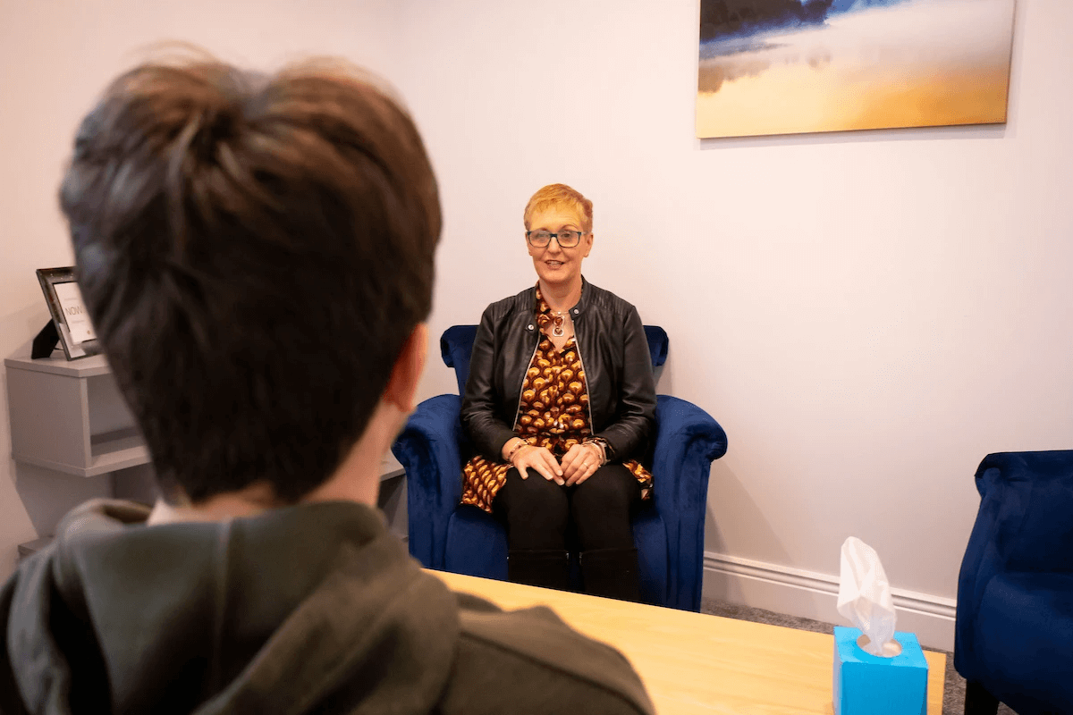 Therapist and child representing Young adults services at Northstar Counselling & Therapy Therapist and child representing Young adults services at Northstar Counselling & Therapy