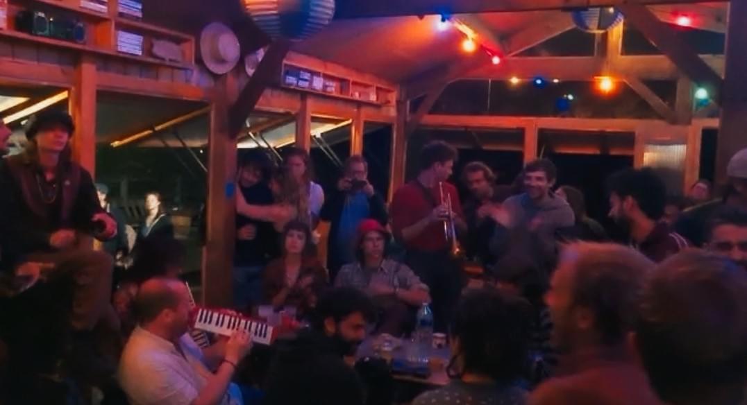 Voir l'article Voir l'article