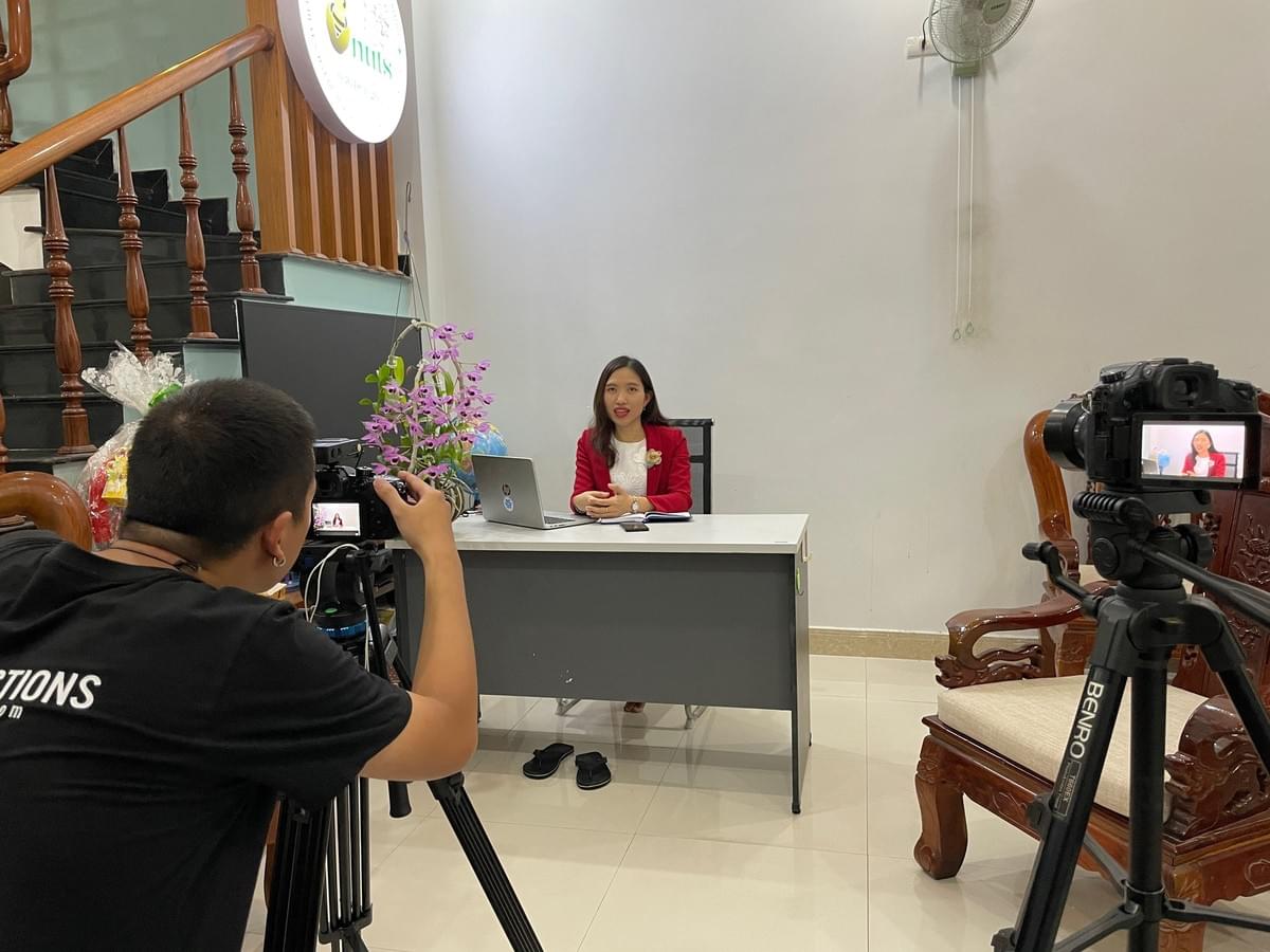 Phỏng vấn lãnh đạo trong quy trình làm video tổng kết cuối năm Phỏng vấn lãnh đạo trong quy trình làm video tổng kết cuối năm