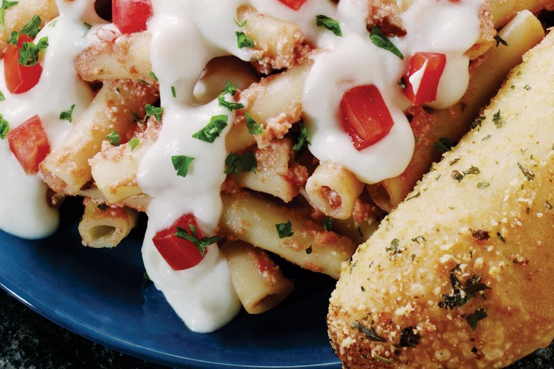photo of baked ziti and garlic bread photo of baked ziti and garlic bread