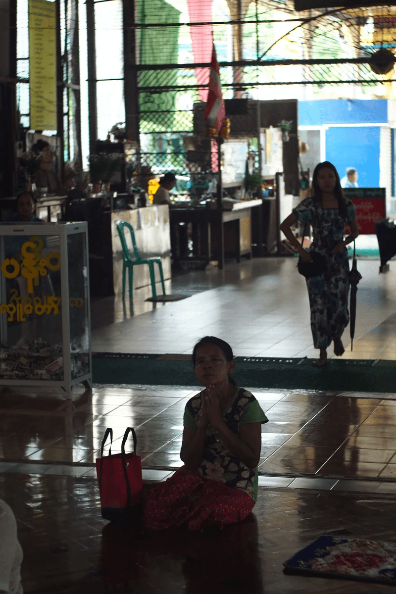 静かに祈る在家仏教徒。境内には穏やかで厳かな気配が漂う。 静かに祈る在家仏教徒。境内には穏やかで厳かな気配が漂う。