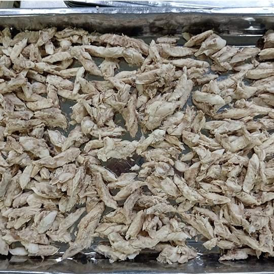 We supply high-quality frozen cooked tuna fillets that are perfect for various culinary applications, ensuring freshness and flavor in every bite. Frozen Cooked Tuna Fillets What We Do 我们是金枪鱼冻煮鱼柳供应商
同时给客户提供金枪鱼罐头代加工服务 We supply high-quality frozen cooked tuna fillets that are perfect for various culinary applications, ensuring freshness and flavor in every bite. Frozen Cooked Tuna Fillets What We Do 我们是金枪鱼冻煮鱼柳供应商
同时给客户提供金枪鱼罐头代加工服务