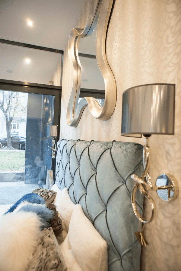 Kép - Egy bemutató hálószobáról készült kép. Előkelő lakosztály hatását kelti a türkizkék szín és a luxus tapéta Kép - Egy bemutató hálószobáról készült kép. Előkelő lakosztály hatását kelti a türkizkék szín és a luxus tapéta